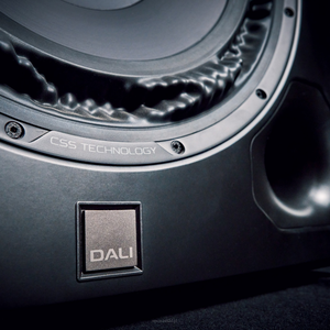 Dali SUB-V16 F  Subwoofer wyposażony w specjalnie zaprojektowany, 16-calowy przetwornik basowy  wzmacniacz DSP o mocy 1 500 W - 7