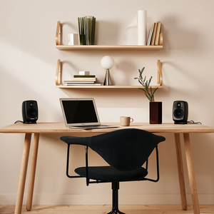 Genelec G Two SPL 100 dB  50 W Bass (Class D) + 50 W Treble (Class D) 56 Hz - 25 kHz Aktywny głośnik, imponujące możliwości z eleganckim designem. - 7