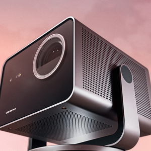 Leica Cine Play 1 to kompaktowy projektor laserowy 4K, który łączy zaawansowaną technologię z eleganckim designem inspirowanym stylem Bauhausu. - 2