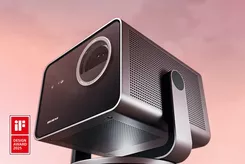Leica Cine Play 1 to kompaktowy projektor laserowy 4K, który łączy zaawansowaną technologię z eleganckim designem inspirowanym stylem Bauhausu.