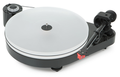 Pro-Ject RPM 5  Z wkładką Ortofon Quintet Red Ramię typu PJ EVO o długości 9” wykonane jest z plecionki włókna węglowego