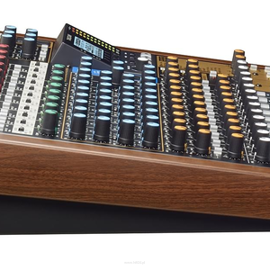 TASCAM Model 16 14-kanałowy analogowy mikser fonii / 16-śladowy rejestrator cyfrowy / interfejs USB - 2