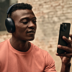 Sonos Ace Słuchawki Czarne Stworzone z obsesyjną troską i mistrzowsko dostrojone. Te słuchawki sprawią, że poczujesz więź z ważnym dla siebie dźwiękiem. - 6
