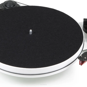 Pro-Ject RPM 1 Carbon bez wkładki Gramofon analogowy z silnikiem synchronicznym umieszczonym niezależnie po za bazą gramofonu oraz napędem paskowym - 2