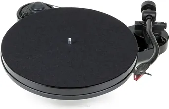Pro-Ject RPM 1 Carbon z wkładką Gramofon analogowy z silnikiem synchronicznym umieszczonym niezależnie po za bazą gramofonu oraz napędem paskowym