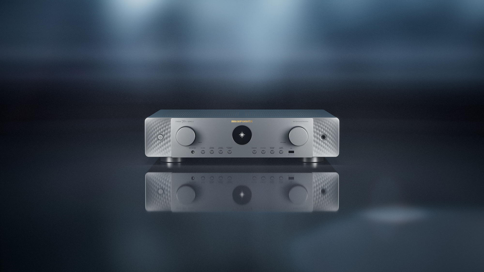 Smukły amplituner Marantz CINEMA 70s Series 2 z HEOS, HDMI 2.1, pełnymi wyjściami pre-out i możliwością obsługi Dirac Live.