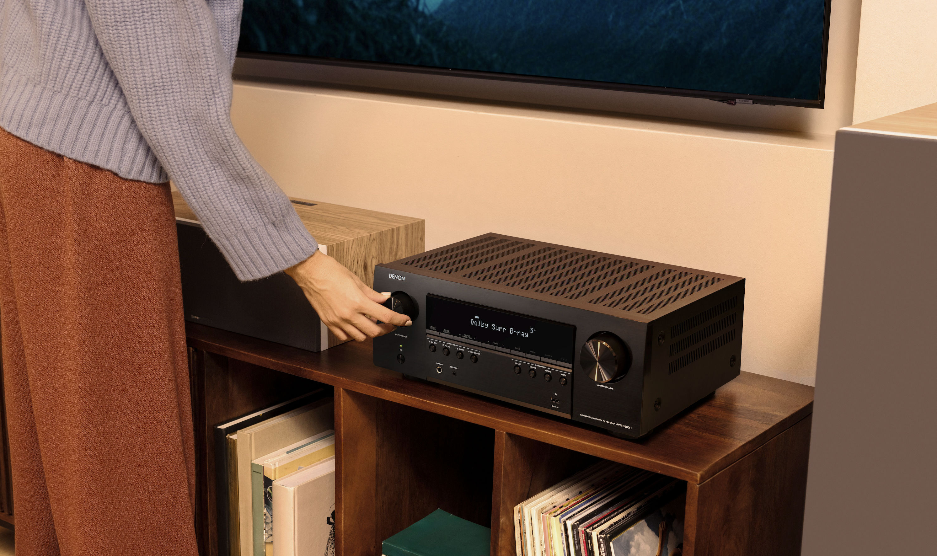 Denon AVR-S980H amplituner AV 7.2 do kina domowego – widok w nowoczesnym salonie