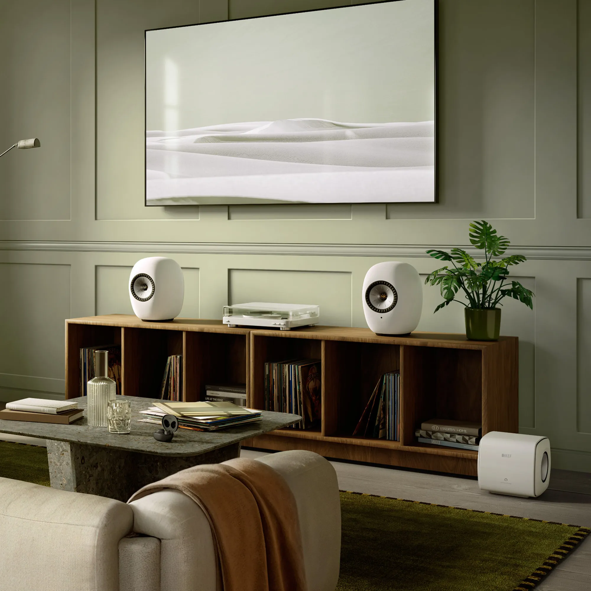 KEF LS LUXE Mineral White – bezprzewodowy system Hi-Fi KEF LS LUXE Mineral White z subwooferem w nowoczesnym salonie