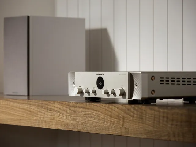 Kompaktowy Marantz STEREO 70s zapewnia najwyższej jakości dźwięk kina domowego w połączeniu z eleganckim designem