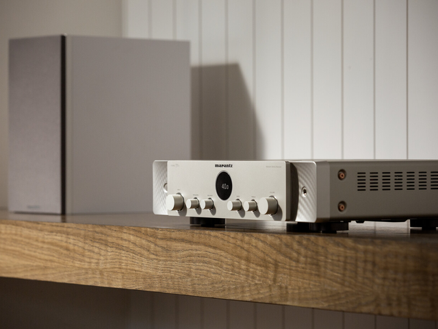 Kompaktowy Marantz STEREO 70s zapewnia najwyższej jakości dźwięk kina domowego w połączeniu z eleganckim designem